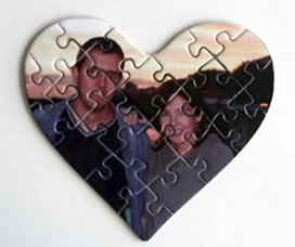 Detalle de Puzzle con forma de corazón para invitación de 21 piezas