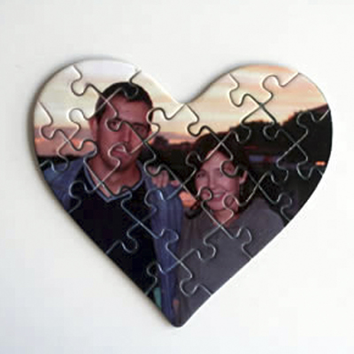 Detalle de Puzzle con forma de corazón para invitación de 21 piezas