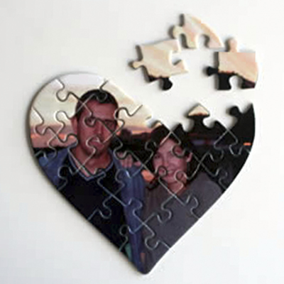 Detalle de Puzzle con forma de corazón para invitación de 21 piezas