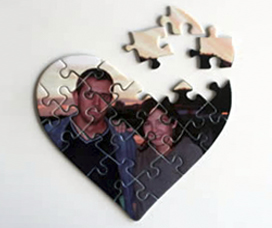 Detalle de Puzzle con forma de corazón para invitación de 21 piezas
