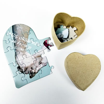 Detalle de Puzzle invitación en caja de corazón